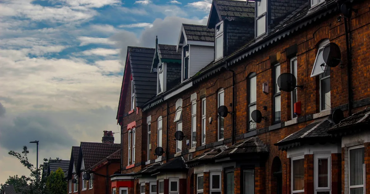 House model and calculator representing home insurance premium calculations